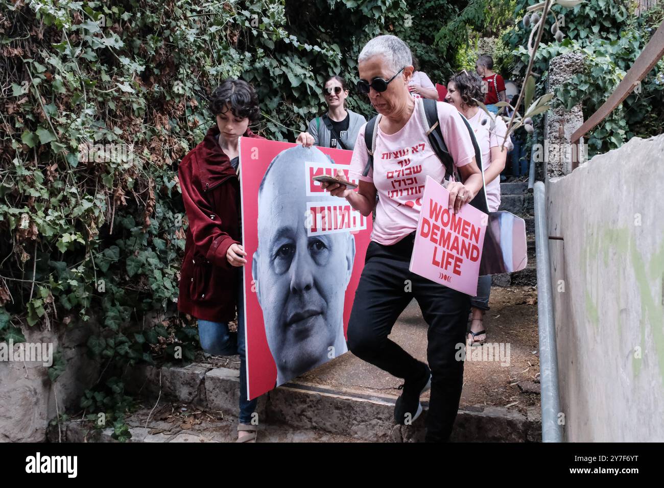 Jérusalem, Israël. 30 septembre 2024. Alors que Rosh Hashanah, le nouvel an juif, approche - qui devrait commencer au coucher du soleil le 2 octobre 2024 - les familles et les partisans de 101 otages israéliens détenus à Gaza franchissent un périmètre de sécurité près de la résidence du premier ministre Netanyahou pour protester. Ils exigent la libération et la réunification de leurs proches, affichant des pancartes avec des portraits d'otages aux côtés d'images du Cabinet de sécurité de Netanyahu étiqueté «Cabinet de la mort». La manifestation fait suite à l'attaque du Hamas du 7 octobre 2023, qui comprenait un barrage de roquettes massif et des hommes armés infiltrant Israël, ce qui a entraîné Banque D'Images
