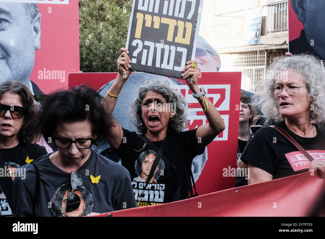 Jérusalem, Israël. 30 septembre 2024. Alors que Rosh Hashanah, le nouvel an juif, approche - qui devrait commencer au coucher du soleil le 2 octobre 2024 - les familles et les partisans de 101 otages israéliens détenus à Gaza franchissent un périmètre de sécurité près de la résidence du premier ministre Netanyahou pour protester. Ils exigent la libération et la réunification de leurs proches, affichant des pancartes avec des portraits d'otages aux côtés d'images du Cabinet de sécurité de Netanyahu étiqueté «Cabinet de la mort». La manifestation fait suite à l'attaque du Hamas du 7 octobre 2023, qui comprenait un barrage de roquettes massif et des hommes armés infiltrant Israël, ce qui a entraîné Banque D'Images