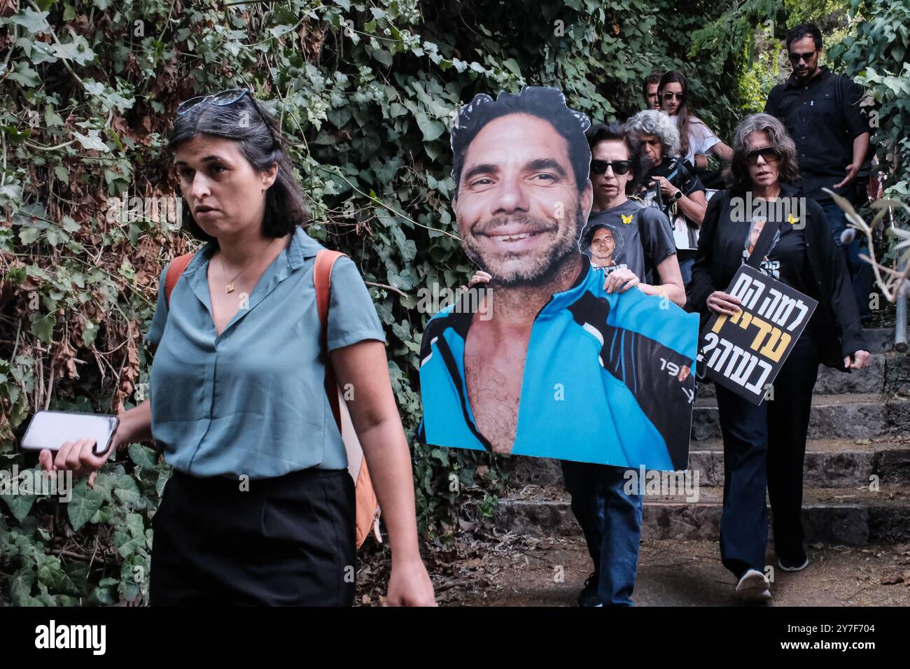 Jérusalem, Israël. 30 septembre 2024. Alors que Rosh Hashanah, le nouvel an juif, approche - qui devrait commencer au coucher du soleil le 2 octobre 2024 - les familles et les partisans de 101 otages israéliens détenus à Gaza franchissent un périmètre de sécurité près de la résidence du premier ministre Netanyahou pour protester. Ils exigent la libération et la réunification de leurs proches, affichant des pancartes avec des portraits d'otages aux côtés d'images du Cabinet de sécurité de Netanyahu étiqueté «Cabinet de la mort». La manifestation fait suite à l'attaque du Hamas du 7 octobre 2023, qui comprenait un barrage de roquettes massif et des hommes armés infiltrant Israël, ce qui a entraîné Banque D'Images