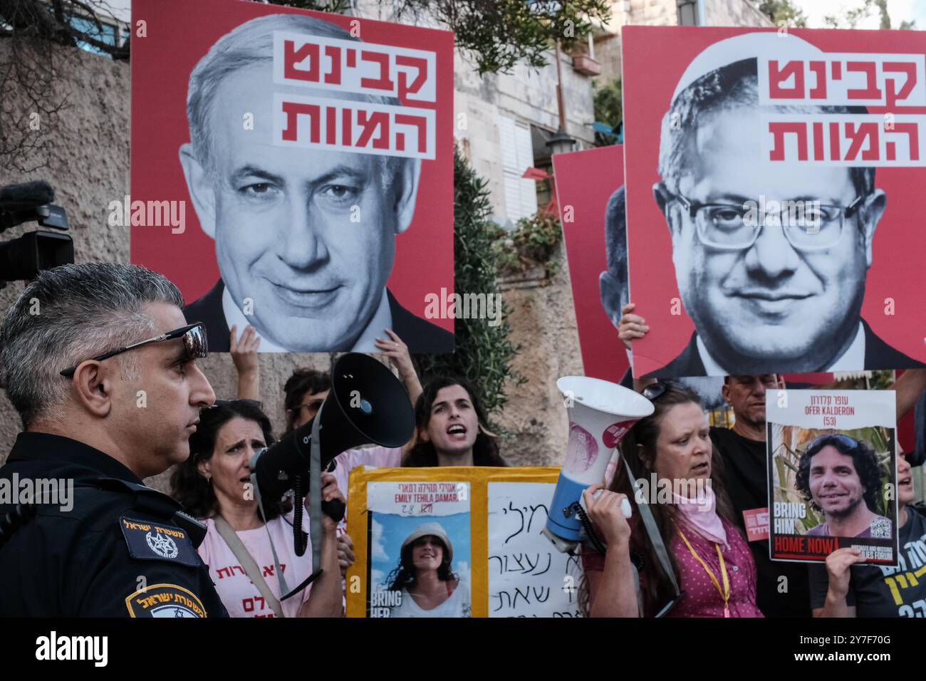 Jérusalem, Israël. 30 septembre 2024. Alors que Rosh Hashanah, le nouvel an juif, approche - qui devrait commencer au coucher du soleil le 2 octobre 2024 - les familles et les partisans de 101 otages israéliens détenus à Gaza franchissent un périmètre de sécurité près de la résidence du premier ministre Netanyahou pour protester. Ils exigent la libération et la réunification de leurs proches, affichant des pancartes avec des portraits d'otages aux côtés d'images du Cabinet de sécurité de Netanyahu étiqueté «Cabinet de la mort». La manifestation fait suite à l'attaque du Hamas du 7 octobre 2023, qui comprenait un barrage de roquettes massif et des hommes armés infiltrant Israël, ce qui a entraîné Banque D'Images