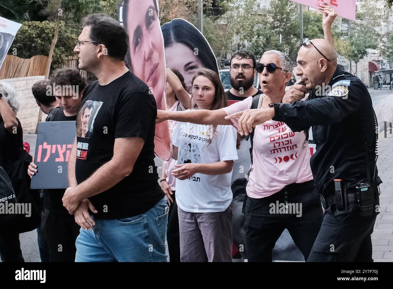 Jérusalem, Israël. 30 septembre 2024. Alors que Rosh Hashanah, le nouvel an juif, approche - qui devrait commencer au coucher du soleil le 2 octobre 2024 - les familles et les partisans de 101 otages israéliens détenus à Gaza franchissent un périmètre de sécurité près de la résidence du premier ministre Netanyahou pour protester. Ils exigent la libération et la réunification de leurs proches, affichant des pancartes avec des portraits d'otages aux côtés d'images du Cabinet de sécurité de Netanyahu étiqueté «Cabinet de la mort». La manifestation fait suite à l'attaque du Hamas du 7 octobre 2023, qui comprenait un barrage de roquettes massif et des hommes armés infiltrant Israël, ce qui a entraîné Banque D'Images