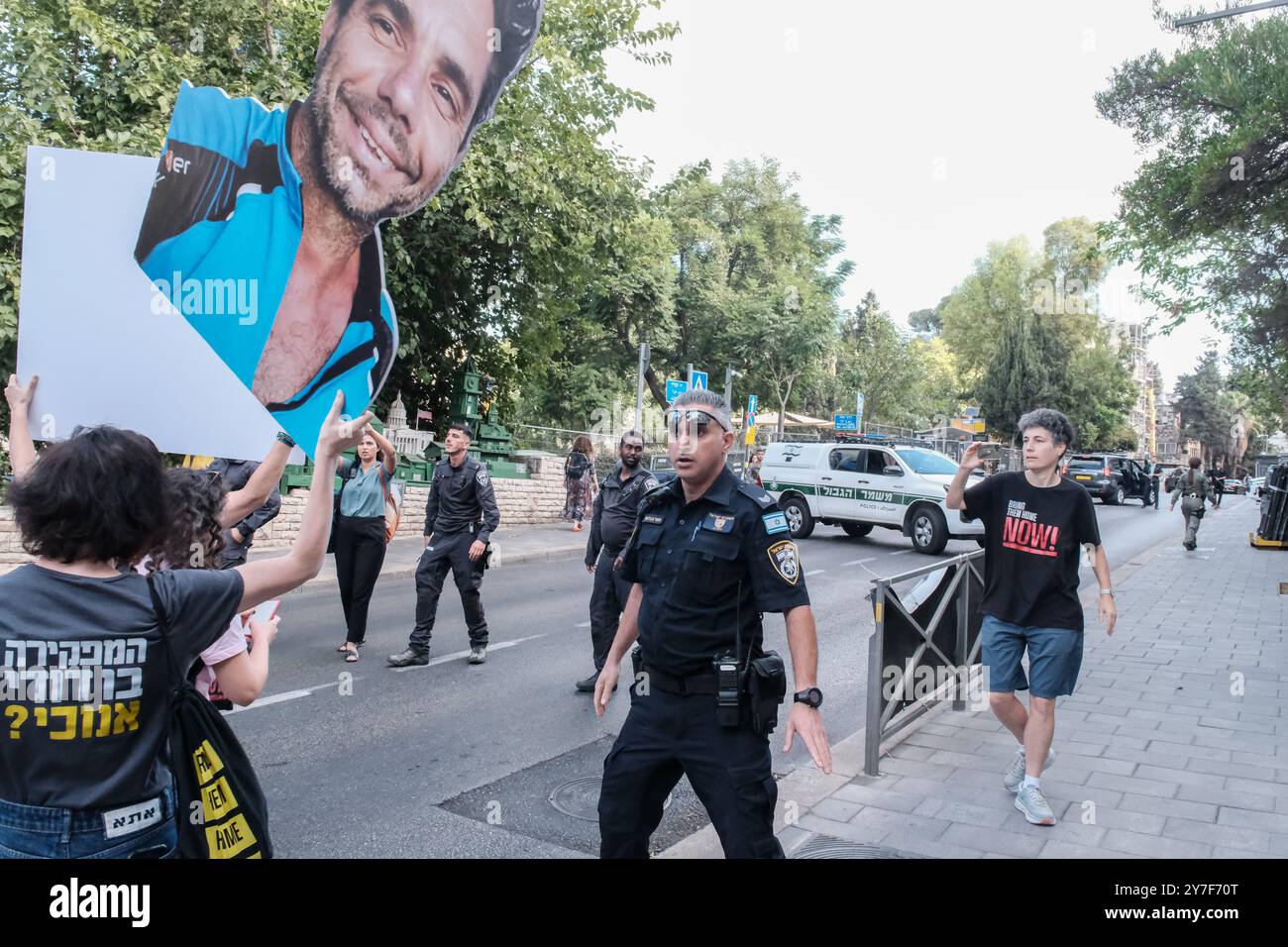 Jérusalem, Israël. 30 septembre 2024. Alors que Rosh Hashanah, le nouvel an juif, approche - qui devrait commencer au coucher du soleil le 2 octobre 2024 - les familles et les partisans de 101 otages israéliens détenus à Gaza franchissent un périmètre de sécurité près de la résidence du premier ministre Netanyahou pour protester. Ils exigent la libération et la réunification de leurs proches, affichant des pancartes avec des portraits d'otages aux côtés d'images du Cabinet de sécurité de Netanyahu étiqueté «Cabinet de la mort». La manifestation fait suite à l'attaque du Hamas du 7 octobre 2023, qui comprenait un barrage de roquettes massif et des hommes armés infiltrant Israël, ce qui a entraîné Banque D'Images