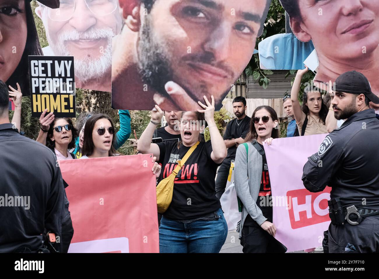 Jérusalem, Israël. 30 septembre 2024. Alors que Rosh Hashanah, le nouvel an juif, approche - qui devrait commencer au coucher du soleil le 2 octobre 2024 - les familles et les partisans de 101 otages israéliens détenus à Gaza franchissent un périmètre de sécurité près de la résidence du premier ministre Netanyahou pour protester. Ils exigent la libération et la réunification de leurs proches, affichant des pancartes avec des portraits d'otages aux côtés d'images du Cabinet de sécurité de Netanyahu étiqueté «Cabinet de la mort». La manifestation fait suite à l'attaque du Hamas du 7 octobre 2023, qui comprenait un barrage de roquettes massif et des hommes armés infiltrant Israël, ce qui a entraîné Banque D'Images