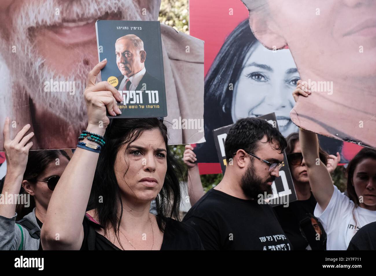 Jérusalem, Israël. 30 septembre 2024. Alors que Rosh Hashanah, le nouvel an juif, approche - qui devrait commencer au coucher du soleil le 2 octobre 2024 - les familles et les partisans de 101 otages israéliens détenus à Gaza franchissent un périmètre de sécurité près de la résidence du premier ministre Netanyahou pour protester. Ils exigent la libération et la réunification de leurs proches, affichant des pancartes avec des portraits d'otages aux côtés d'images du Cabinet de sécurité de Netanyahu étiqueté «Cabinet de la mort». La manifestation fait suite à l'attaque du Hamas du 7 octobre 2023, qui comprenait un barrage de roquettes massif et des hommes armés infiltrant Israël, ce qui a entraîné Banque D'Images