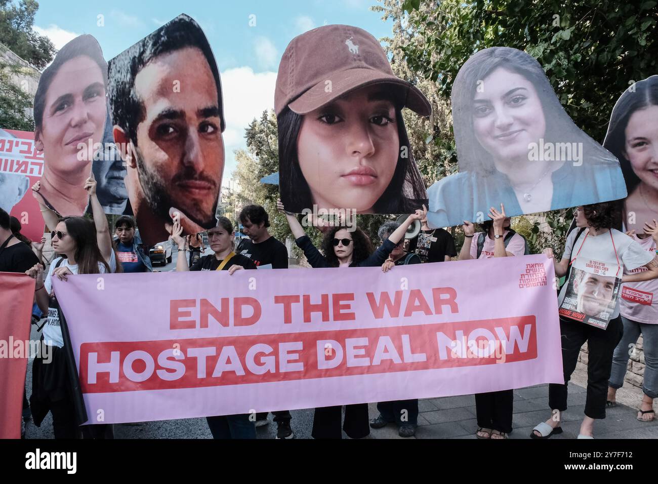 Jérusalem, Israël. 30 septembre 2024. Alors que Rosh Hashanah, le nouvel an juif, approche - qui devrait commencer au coucher du soleil le 2 octobre 2024 - les familles et les partisans de 101 otages israéliens détenus à Gaza franchissent un périmètre de sécurité près de la résidence du premier ministre Netanyahou pour protester. Ils exigent la libération et la réunification de leurs proches, affichant des pancartes avec des portraits d'otages aux côtés d'images du Cabinet de sécurité de Netanyahu étiqueté «Cabinet de la mort». La manifestation fait suite à l'attaque du Hamas du 7 octobre 2023, qui comprenait un barrage de roquettes massif et des hommes armés infiltrant Israël, ce qui a entraîné Banque D'Images