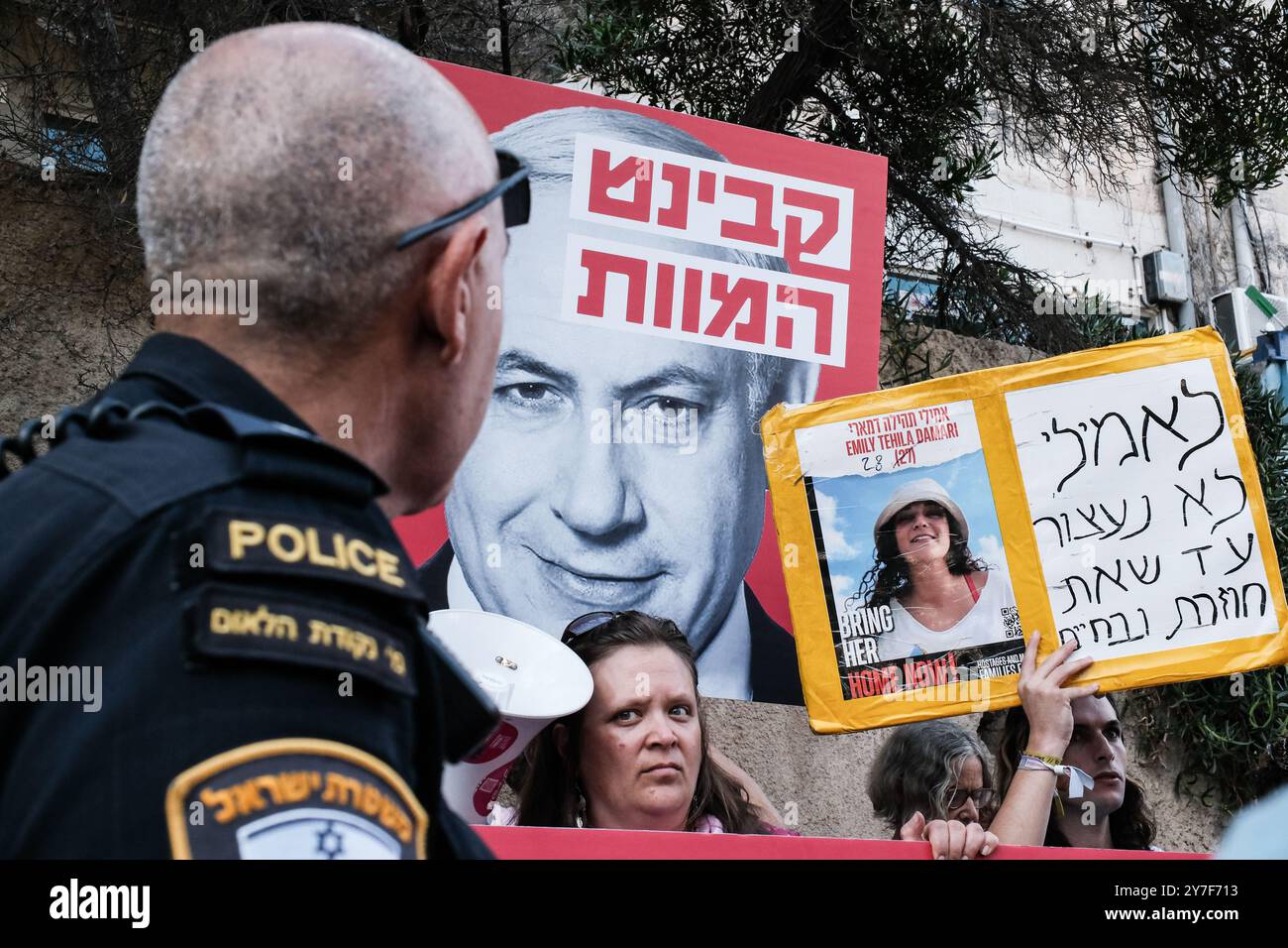 Jérusalem, Israël. 30 septembre 2024. Alors que Rosh Hashanah, le nouvel an juif, approche - qui devrait commencer au coucher du soleil le 2 octobre 2024 - les familles et les partisans de 101 otages israéliens détenus à Gaza franchissent un périmètre de sécurité près de la résidence du premier ministre Netanyahou pour protester. Ils exigent la libération et la réunification de leurs proches, affichant des pancartes avec des portraits d'otages aux côtés d'images du Cabinet de sécurité de Netanyahu étiqueté «Cabinet de la mort». La manifestation fait suite à l'attaque du Hamas du 7 octobre 2023, qui comprenait un barrage de roquettes massif et des hommes armés infiltrant Israël, ce qui a entraîné Banque D'Images