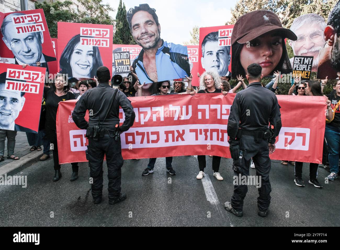 Jérusalem, Israël. 30 septembre 2024. Alors que Rosh Hashanah, le nouvel an juif, approche - qui devrait commencer au coucher du soleil le 2 octobre 2024 - les familles et les partisans de 101 otages israéliens détenus à Gaza franchissent un périmètre de sécurité près de la résidence du premier ministre Netanyahou pour protester. Ils exigent la libération et la réunification de leurs proches, affichant des pancartes avec des portraits d'otages aux côtés d'images du Cabinet de sécurité de Netanyahu étiqueté «Cabinet de la mort». La manifestation fait suite à l'attaque du Hamas du 7 octobre 2023, qui comprenait un barrage de roquettes massif et des hommes armés infiltrant Israël, ce qui a entraîné Banque D'Images