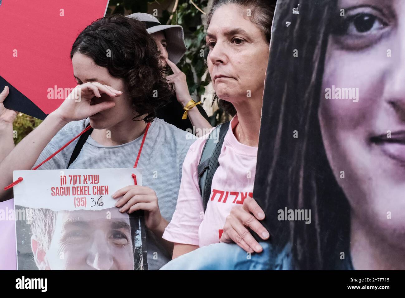 Jérusalem, Israël. 30 septembre 2024. Alors que Rosh Hashanah, le nouvel an juif, approche - qui devrait commencer au coucher du soleil le 2 octobre 2024 - les familles et les partisans de 101 otages israéliens détenus à Gaza franchissent un périmètre de sécurité près de la résidence du premier ministre Netanyahou pour protester. Ils exigent la libération et la réunification de leurs proches, affichant des pancartes avec des portraits d'otages aux côtés d'images du Cabinet de sécurité de Netanyahu étiqueté «Cabinet de la mort». La manifestation fait suite à l'attaque du Hamas du 7 octobre 2023, qui comprenait un barrage de roquettes massif et des hommes armés infiltrant Israël, ce qui a entraîné Banque D'Images