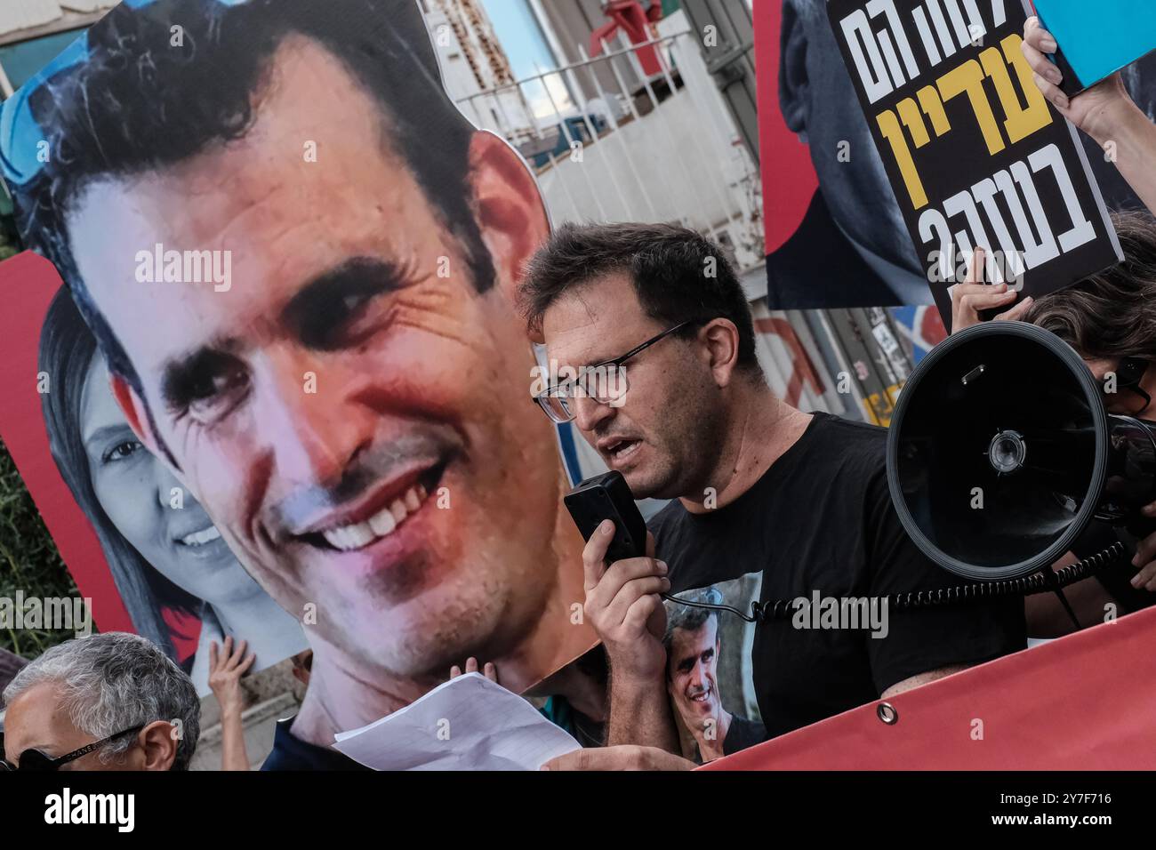 Jérusalem, Israël. 30 septembre 2024. Alors que Rosh Hashanah, le nouvel an juif, approche - qui devrait commencer au coucher du soleil le 2 octobre 2024 - les familles et les partisans de 101 otages israéliens détenus à Gaza franchissent un périmètre de sécurité près de la résidence du premier ministre Netanyahou pour protester. Ils exigent la libération et la réunification de leurs proches, affichant des pancartes avec des portraits d'otages aux côtés d'images du Cabinet de sécurité de Netanyahu étiqueté «Cabinet de la mort». La manifestation fait suite à l'attaque du Hamas du 7 octobre 2023, qui comprenait un barrage de roquettes massif et des hommes armés infiltrant Israël, ce qui a entraîné Banque D'Images