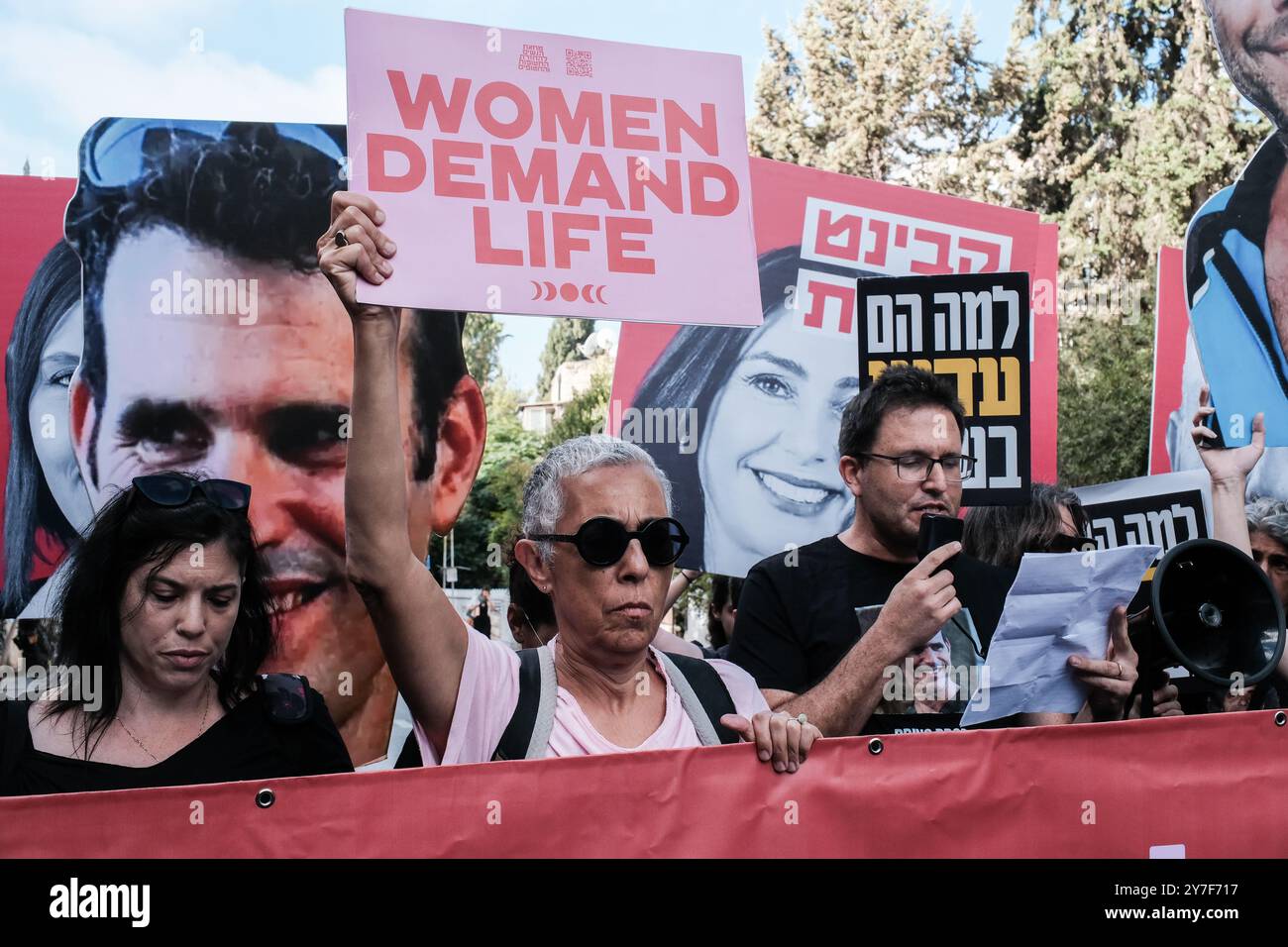 Jérusalem, Israël. 30 septembre 2024. Alors que Rosh Hashanah, le nouvel an juif, approche - qui devrait commencer au coucher du soleil le 2 octobre 2024 - les familles et les partisans de 101 otages israéliens détenus à Gaza franchissent un périmètre de sécurité près de la résidence du premier ministre Netanyahou pour protester. Ils exigent la libération et la réunification de leurs proches, affichant des pancartes avec des portraits d'otages aux côtés d'images du Cabinet de sécurité de Netanyahu étiqueté «Cabinet de la mort». La manifestation fait suite à l'attaque du Hamas du 7 octobre 2023, qui comprenait un barrage de roquettes massif et des hommes armés infiltrant Israël, ce qui a entraîné Banque D'Images