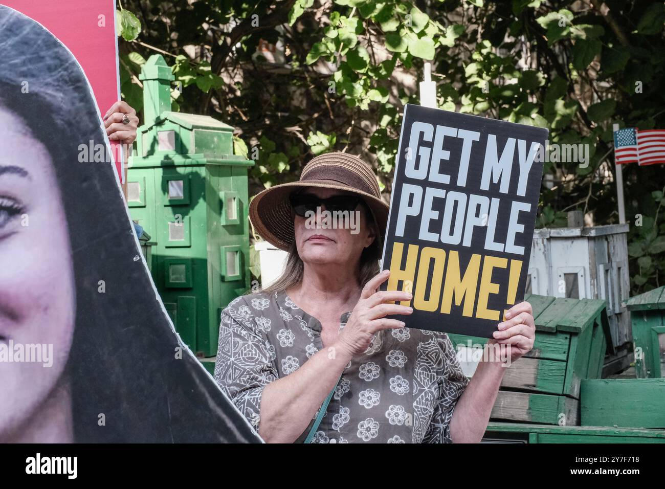 Jérusalem, Israël. 30 septembre 2024. Alors que Rosh Hashanah, le nouvel an juif, approche - qui devrait commencer au coucher du soleil le 2 octobre 2024 - les familles et les partisans de 101 otages israéliens détenus à Gaza franchissent un périmètre de sécurité près de la résidence du premier ministre Netanyahou pour protester. Ils exigent la libération et la réunification de leurs proches, affichant des pancartes avec des portraits d'otages aux côtés d'images du Cabinet de sécurité de Netanyahu étiqueté «Cabinet de la mort». La manifestation fait suite à l'attaque du Hamas du 7 octobre 2023, qui comprenait un barrage de roquettes massif et des hommes armés infiltrant Israël, ce qui a entraîné Banque D'Images