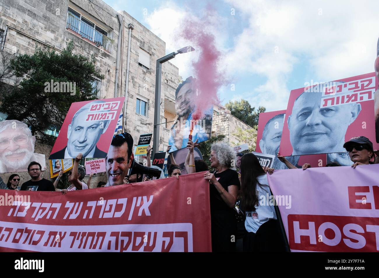 Jérusalem, Israël. 30 septembre 2024. Alors que Rosh Hashanah, le nouvel an juif, approche - qui devrait commencer au coucher du soleil le 2 octobre 2024 - les familles et les partisans de 101 otages israéliens détenus à Gaza franchissent un périmètre de sécurité près de la résidence du premier ministre Netanyahou pour protester. Ils exigent la libération et la réunification de leurs proches, affichant des pancartes avec des portraits d'otages aux côtés d'images du Cabinet de sécurité de Netanyahu étiqueté «Cabinet de la mort». La manifestation fait suite à l'attaque du Hamas du 7 octobre 2023, qui comprenait un barrage de roquettes massif et des hommes armés infiltrant Israël, ce qui a entraîné Banque D'Images