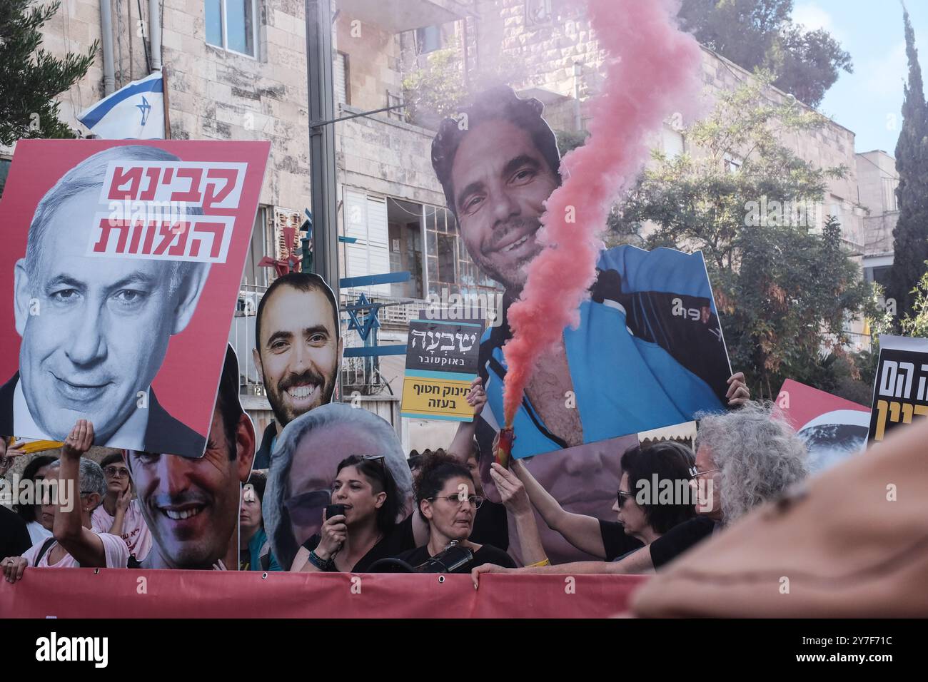 Jérusalem, Israël. 30 septembre 2024. Alors que Rosh Hashanah, le nouvel an juif, approche - qui devrait commencer au coucher du soleil le 2 octobre 2024 - les familles et les partisans de 101 otages israéliens détenus à Gaza franchissent un périmètre de sécurité près de la résidence du premier ministre Netanyahou pour protester. Ils exigent la libération et la réunification de leurs proches, affichant des pancartes avec des portraits d'otages aux côtés d'images du Cabinet de sécurité de Netanyahu étiqueté «Cabinet de la mort». La manifestation fait suite à l'attaque du Hamas du 7 octobre 2023, qui comprenait un barrage de roquettes massif et des hommes armés infiltrant Israël, ce qui a entraîné Banque D'Images