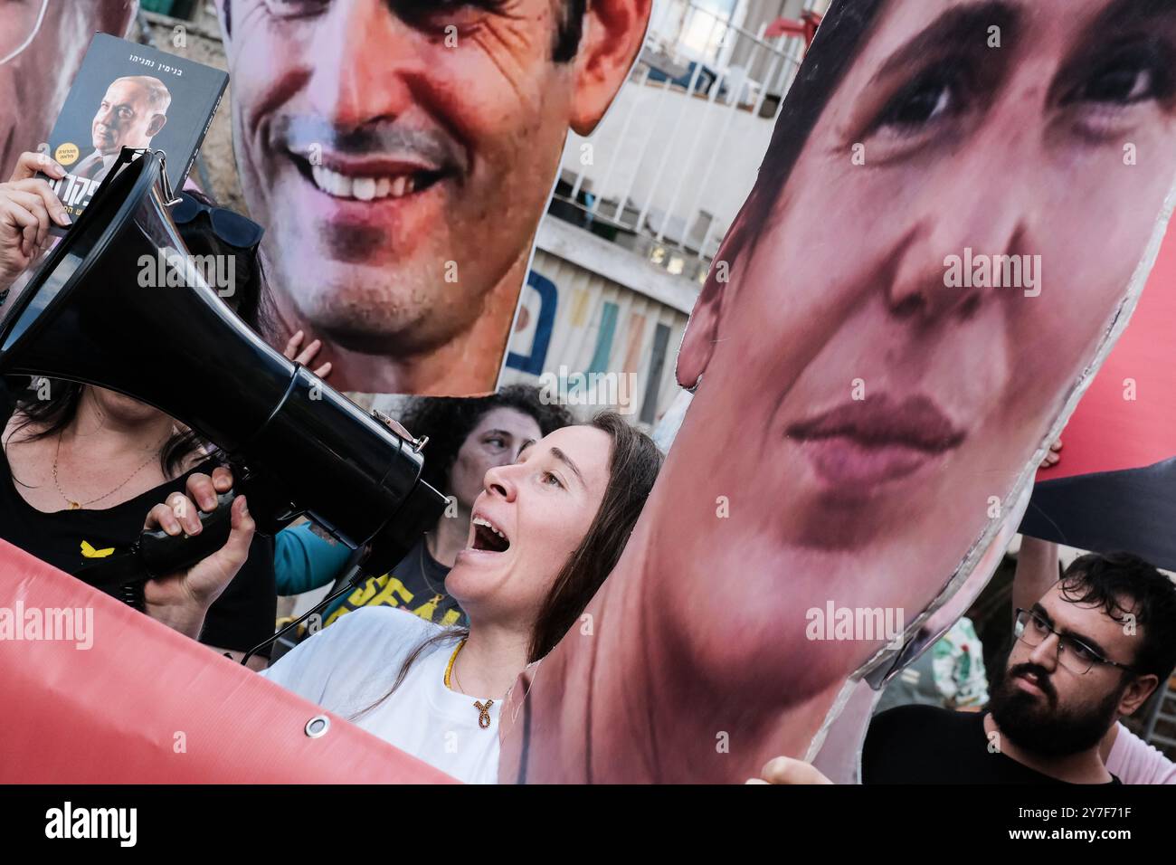 Jérusalem, Israël. 30 septembre 2024. Alors que Rosh Hashanah, le nouvel an juif, approche - qui devrait commencer au coucher du soleil le 2 octobre 2024 - les familles et les partisans de 101 otages israéliens détenus à Gaza franchissent un périmètre de sécurité près de la résidence du premier ministre Netanyahou pour protester. Ils exigent la libération et la réunification de leurs proches, affichant des pancartes avec des portraits d'otages aux côtés d'images du Cabinet de sécurité de Netanyahu étiqueté «Cabinet de la mort». La manifestation fait suite à l'attaque du Hamas du 7 octobre 2023, qui comprenait un barrage de roquettes massif et des hommes armés infiltrant Israël, ce qui a entraîné Banque D'Images