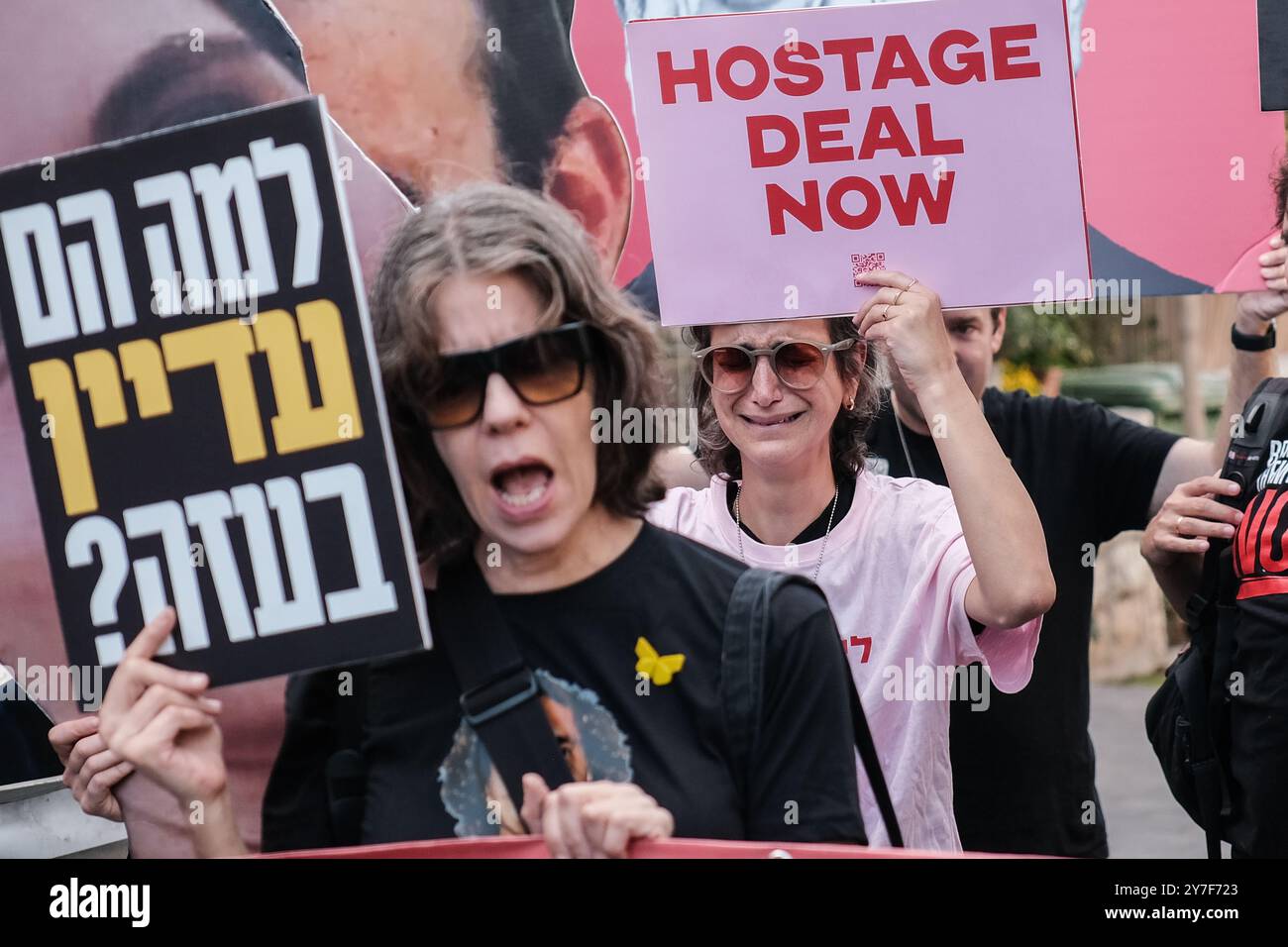 Jérusalem, Israël. 30 septembre 2024. Alors que Rosh Hashanah, le nouvel an juif, approche - qui devrait commencer au coucher du soleil le 2 octobre 2024 - les familles et les partisans de 101 otages israéliens détenus à Gaza franchissent un périmètre de sécurité près de la résidence du premier ministre Netanyahou pour protester. Ils exigent la libération et la réunification de leurs proches, affichant des pancartes avec des portraits d'otages aux côtés d'images du Cabinet de sécurité de Netanyahu étiqueté «Cabinet de la mort». La manifestation fait suite à l'attaque du Hamas du 7 octobre 2023, qui comprenait un barrage de roquettes massif et des hommes armés infiltrant Israël, ce qui a entraîné Banque D'Images