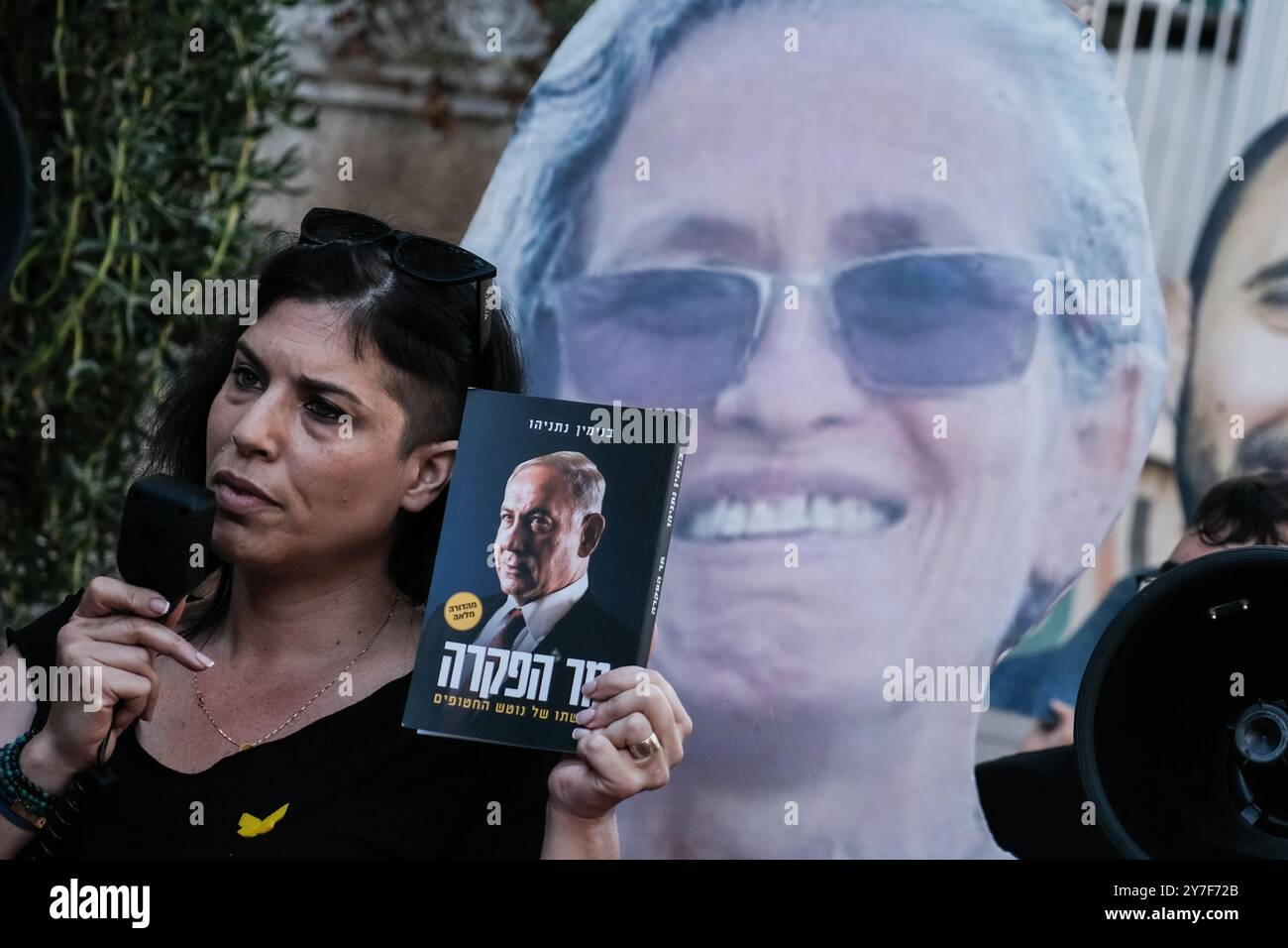 Jérusalem, Israël. 30 septembre 2024. Alors que Rosh Hashanah, le nouvel an juif, approche - qui devrait commencer au coucher du soleil le 2 octobre 2024 - les familles et les partisans de 101 otages israéliens détenus à Gaza franchissent un périmètre de sécurité près de la résidence du premier ministre Netanyahou pour protester. Ils exigent la libération et la réunification de leurs proches, affichant des pancartes avec des portraits d'otages aux côtés d'images du Cabinet de sécurité de Netanyahu étiqueté «Cabinet de la mort». La manifestation fait suite à l'attaque du Hamas du 7 octobre 2023, qui comprenait un barrage de roquettes massif et des hommes armés infiltrant Israël, ce qui a entraîné Banque D'Images