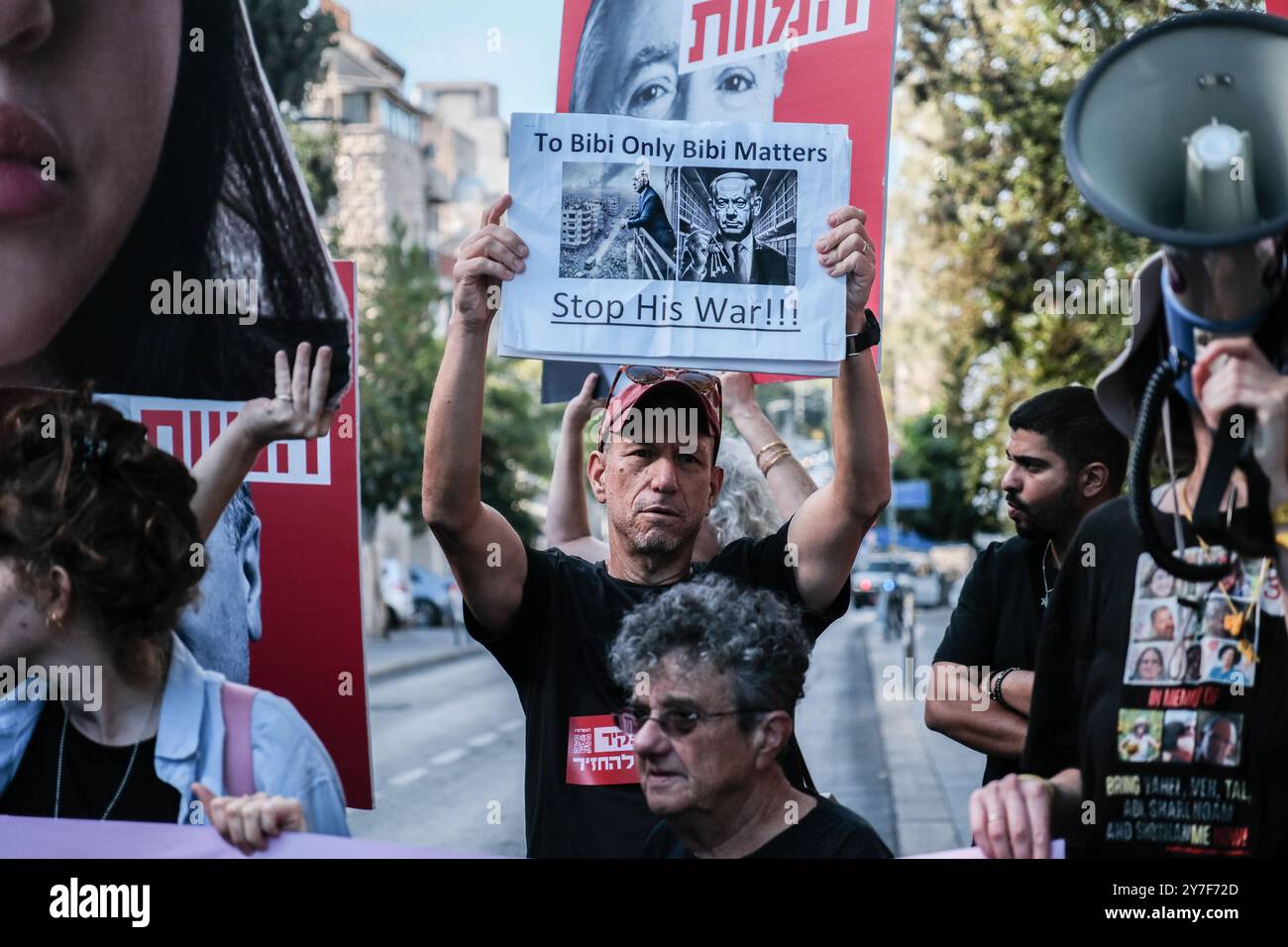 Jérusalem, Israël. 30 septembre 2024. Alors que Rosh Hashanah, le nouvel an juif, approche - qui devrait commencer au coucher du soleil le 2 octobre 2024 - les familles et les partisans de 101 otages israéliens détenus à Gaza franchissent un périmètre de sécurité près de la résidence du premier ministre Netanyahou pour protester. Ils exigent la libération et la réunification de leurs proches, affichant des pancartes avec des portraits d'otages aux côtés d'images du Cabinet de sécurité de Netanyahu étiqueté «Cabinet de la mort». La manifestation fait suite à l'attaque du Hamas du 7 octobre 2023, qui comprenait un barrage de roquettes massif et des hommes armés infiltrant Israël, ce qui a entraîné Banque D'Images