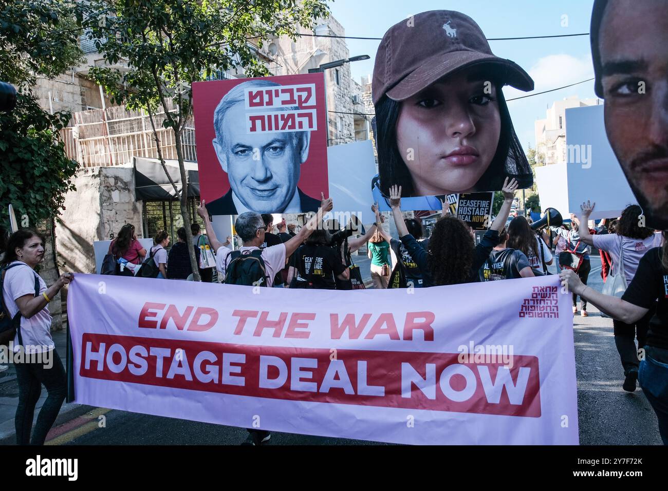 Jérusalem, Israël. 30 septembre 2024. Alors que Rosh Hashanah, le nouvel an juif, approche - qui devrait commencer au coucher du soleil le 2 octobre 2024 - les familles et les partisans de 101 otages israéliens détenus à Gaza franchissent un périmètre de sécurité près de la résidence du premier ministre Netanyahou pour protester. Ils exigent la libération et la réunification de leurs proches, affichant des pancartes avec des portraits d'otages aux côtés d'images du Cabinet de sécurité de Netanyahu étiqueté «Cabinet de la mort». La manifestation fait suite à l'attaque du Hamas du 7 octobre 2023, qui comprenait un barrage de roquettes massif et des hommes armés infiltrant Israël, ce qui a entraîné Banque D'Images