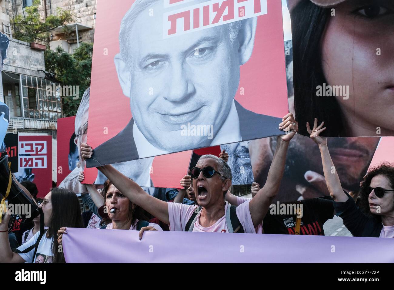 Jérusalem, Israël. 30 septembre 2024. Alors que Rosh Hashanah, le nouvel an juif, approche - qui devrait commencer au coucher du soleil le 2 octobre 2024 - les familles et les partisans de 101 otages israéliens détenus à Gaza franchissent un périmètre de sécurité près de la résidence du premier ministre Netanyahou pour protester. Ils exigent la libération et la réunification de leurs proches, affichant des pancartes avec des portraits d'otages aux côtés d'images du Cabinet de sécurité de Netanyahu étiqueté «Cabinet de la mort». La manifestation fait suite à l'attaque du Hamas du 7 octobre 2023, qui comprenait un barrage de roquettes massif et des hommes armés infiltrant Israël, ce qui a entraîné Banque D'Images