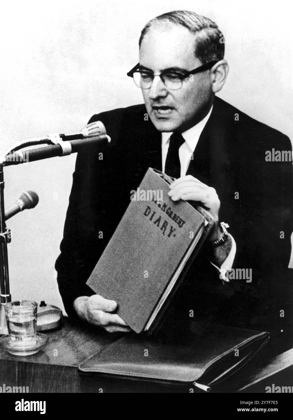 Le Dr Gustave Gilbert, président du département de psychologie de l'Université de long Island, a témoigné pour l'accusation lors de la reprise du procès de l'ancien colonel SS nazi Adolph Eichmann, qui est accusé d'extermination massive de Juifs pendant la seconde Guerre mondiale. Le Dr Gilbert a déclaré à la cour qu'Herman Goering avait identifié Eichmann comme l'un des trois hommes responsables de l'extermination de 6 000 000 Juifs européens. 29 mai 1961 Banque D'Images
