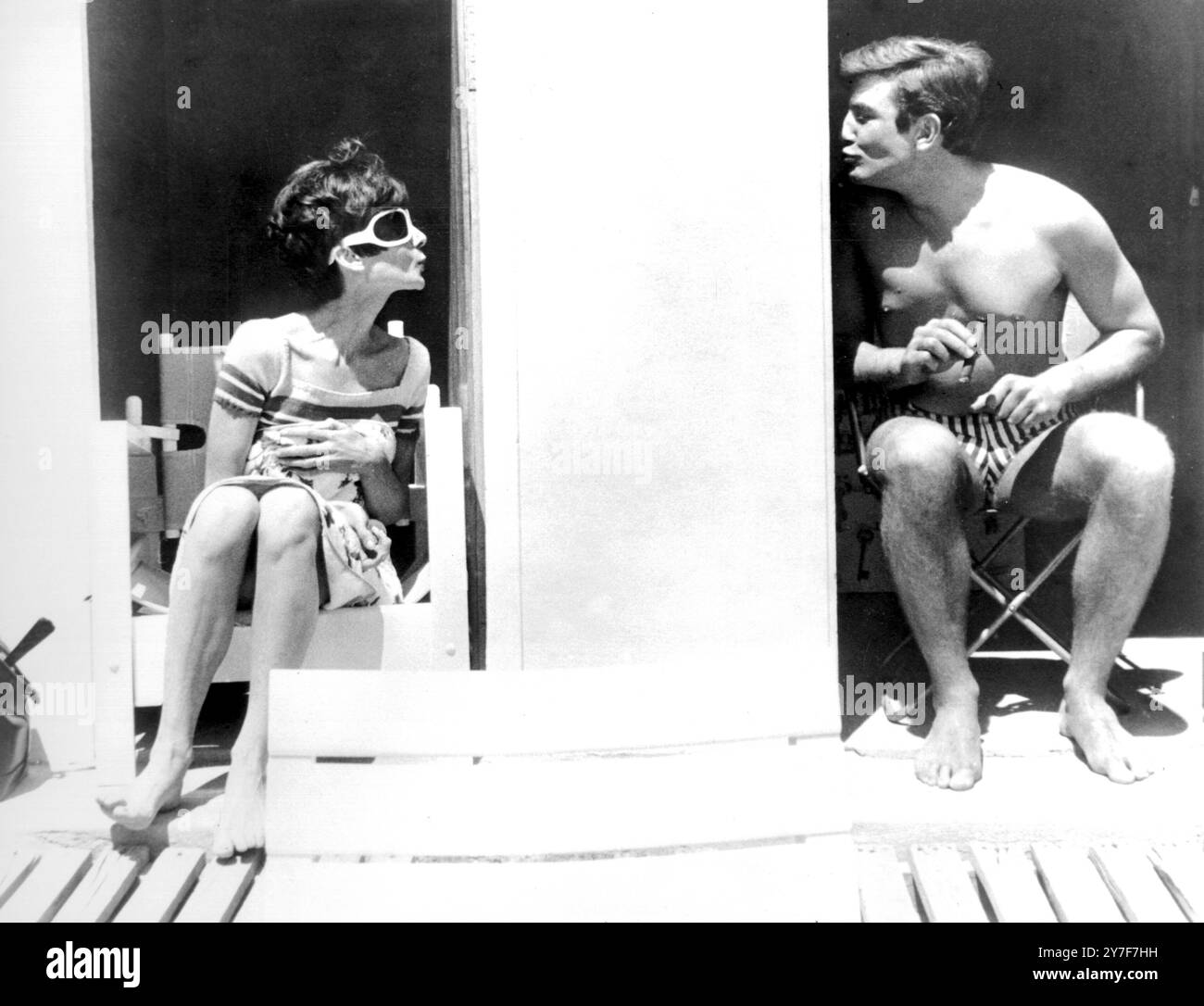 A Touch of the Sun ... il est trop chaud pour se déplacer ... de sorte que le mur obtient le baiser ... clown autour entre les plans de leur nouveau film 'deux pour la route', sont l'actrice Audrey Hepburn (à gauche) et l'acteur Albert Finney (à droite). Ils se détendent dans des cabanes de plage sur la plage isolée de Beauallon près de St Tropez, où le film est sur place. 10 juin 1966 Banque D'Images