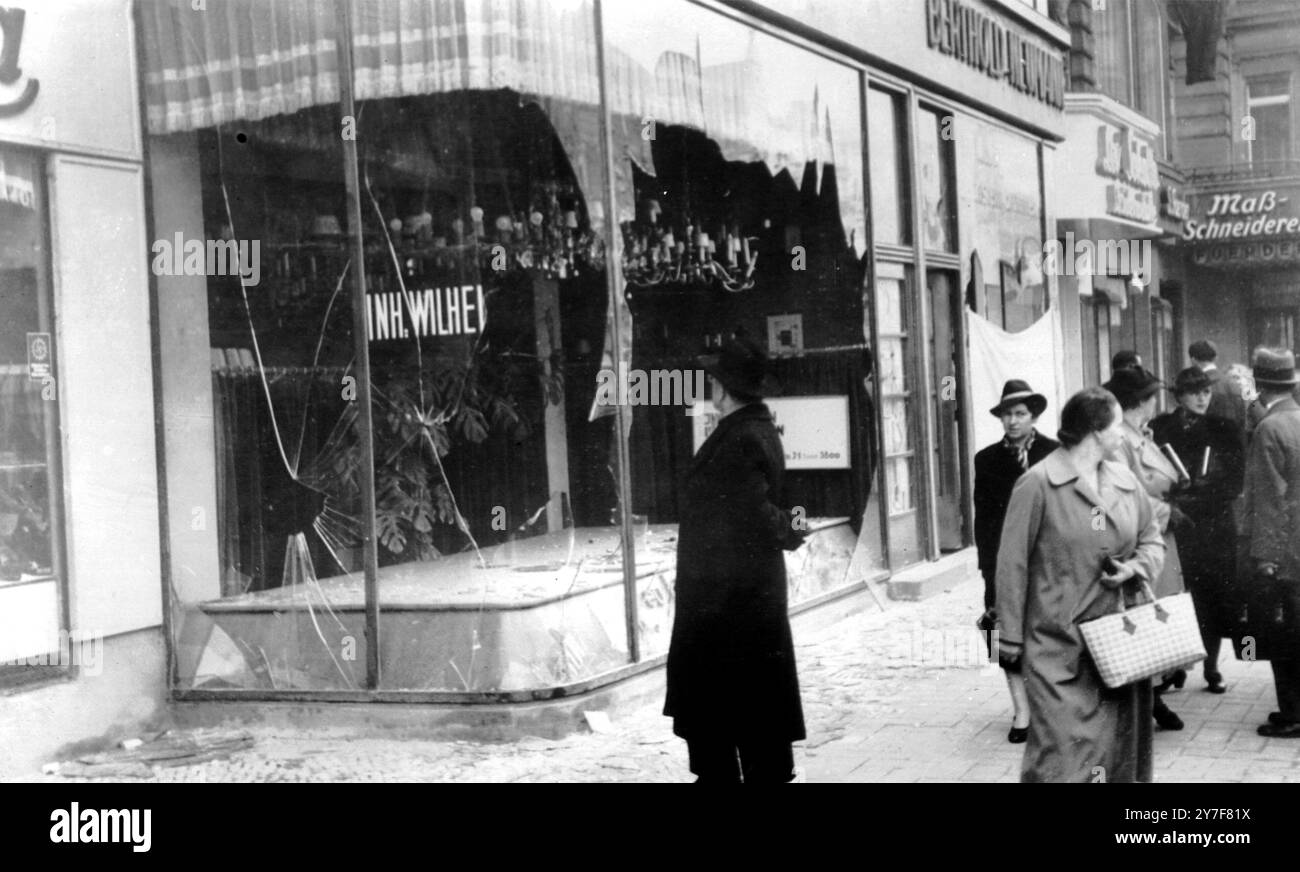 Émeutes anti-juives en Allemagne ; magasins et vitrines détruits à Berlin en novembre 1938 Banque D'Images