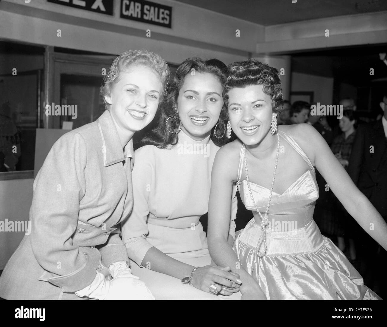 Miss monde, Carmen Susana Duijm Subillaga, 19 ans, du Venezuela (au centre), avec la deuxième place Margaret Anne Haywood, d'Amérique (à gauche) et la troisième place Julia Coumoundourou, de Grèce. 21 octobre 1955 Banque D'Images