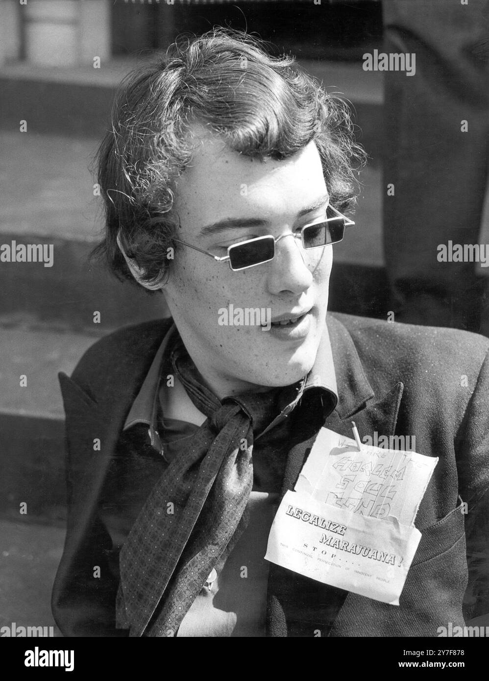 Pete porte une note disant "légaliser Marajuana" à Chichester Sussex. Il était dans la foule qui s'est réunie lorsque deux membres des Rolling Stones Mick Jagger et Keith Richard ont été accusés de drogue le 10 mai 1967 Banque D'Images