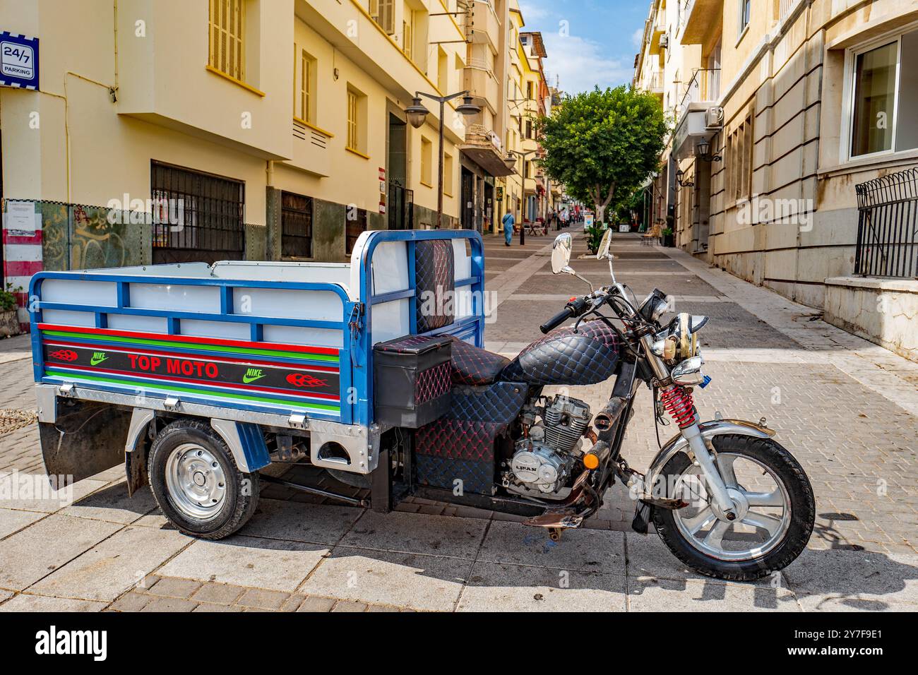 Moto à trois roues avec caisse, Tanger, Maroc Banque D'Images