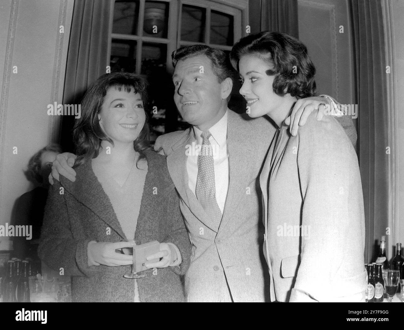 Chanteuse et actrice française Juliette Greco avec l'acteur Kenneth More et 'Miss France' Claudine Oger. Pinewood Studios, Buckinghamshire - 10 octobre 1958 Banque D'Images
