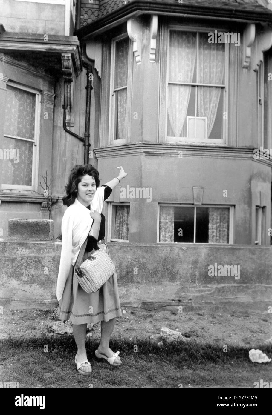 White's Flat : photo de Kay Shelton, 22 ans, aurait connu James Edward White ainsi que Bob Lane, montrant où White a été arrêté par la police dans cette station de Kent à 12,30 aujourd'hui, 21 avril 1966. Il avait été recherché par la police dans le cadre du vol du Grand train. White, avec sa femme Sheree et son bébé, vivent à l'appartement quatre au rez-de-chaussée de Claverley Mansion, Grand Parade, Littlestone-on-Sea depuis près de 12 mois sans aucune ombre de soupçon qu'il était un célèbre homme recherché. Il est resté dans l'appartement au nom de Bob Lane, a visité des magasins locaux et parfois à proximité Banque D'Images