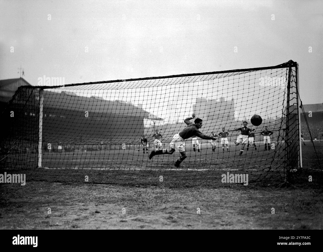 Robertson le gardien de Chelsea échoue à arrêter une pénalité bien placée par Walker le Middlesbrough à l'extérieur de la gauche pendant le match à Stamford Bridge. 18 octobre 1947. Banque D'Images