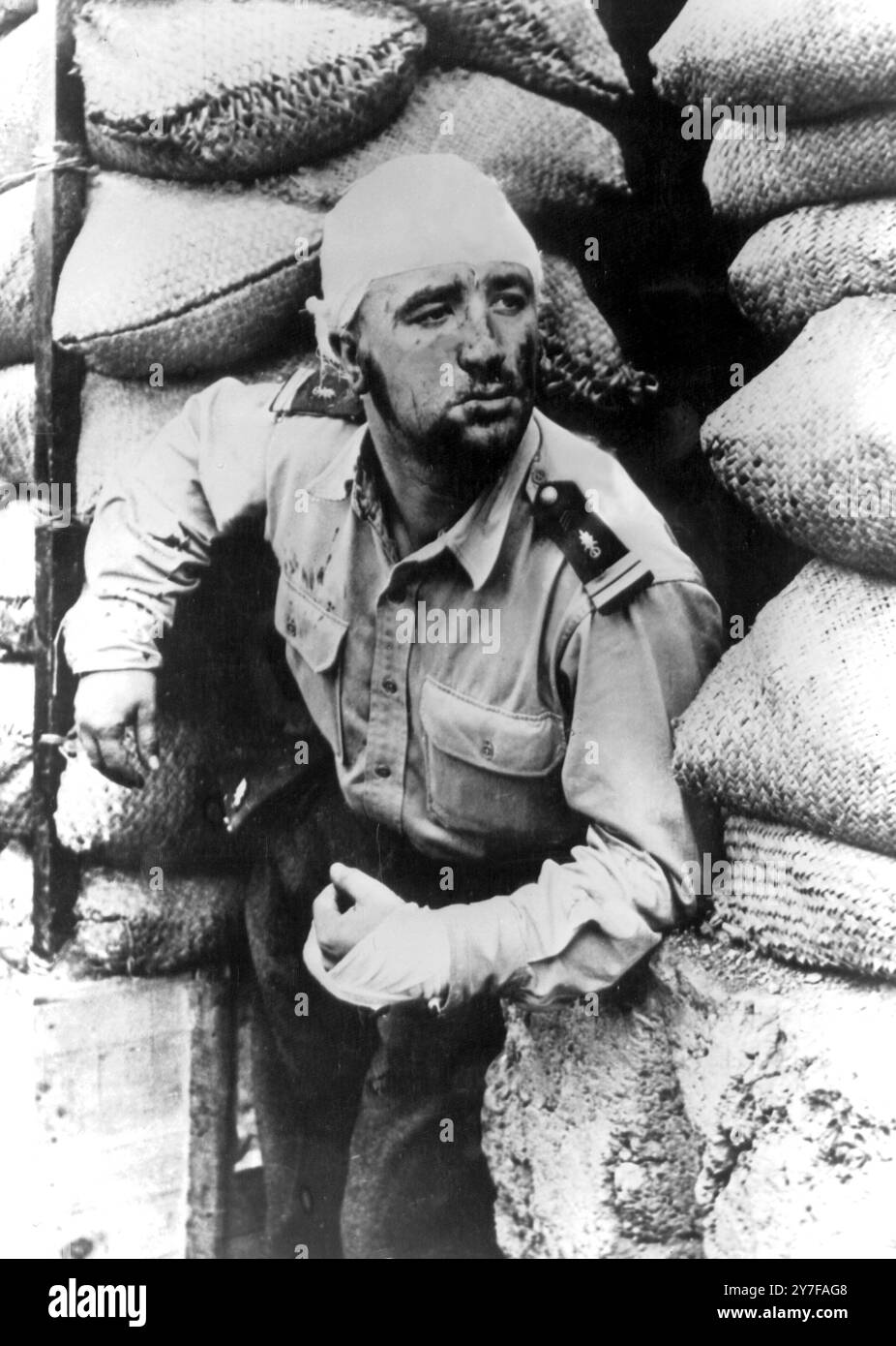 Guerre franco-indochine. Dien-bien-Phu. Vietnam. Un lieutenant bandé au visage sombre de la Légion étrangère s'appuyant sur l'entrée de sac de sable d'une tranchée. Mai 1961 Banque D'Images