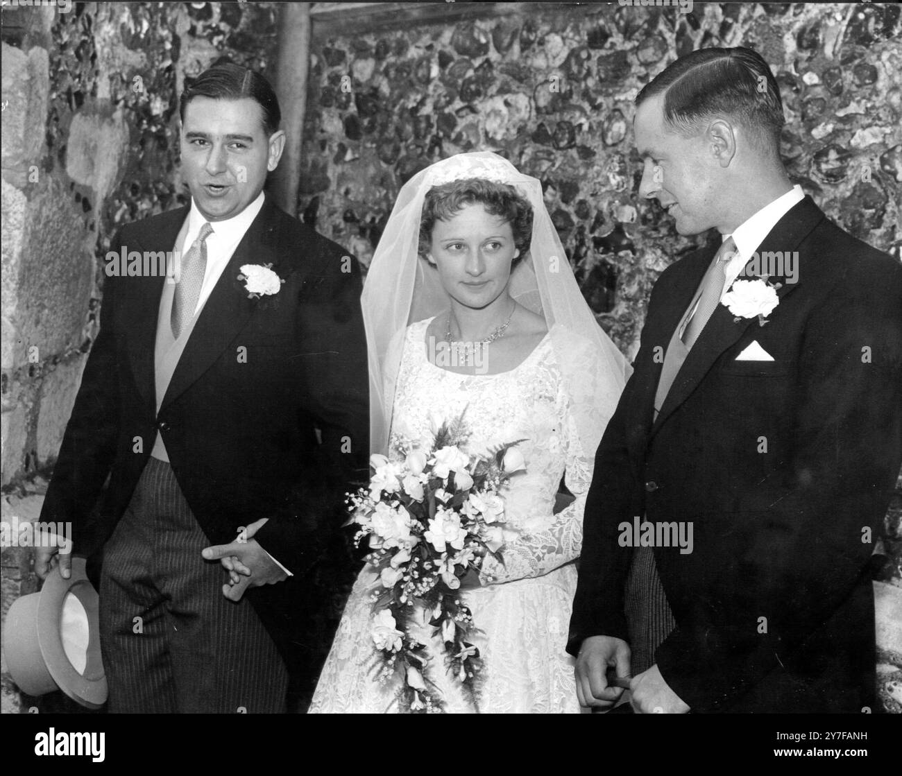 Le capitaine de cricket anglais Peter May (à droite) avec son collègue Kent et le joueur de cricket anglais Colin Cowdrey le jour de son mariage avec Miss Penelope Chiesman. 15 septembre 1956 Banque D'Images