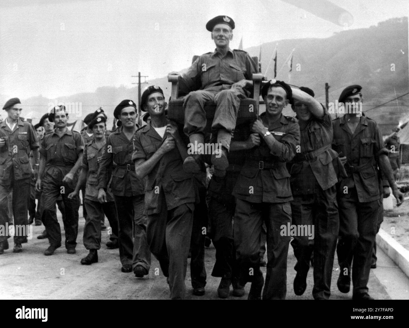 Criant « for He's a Jolly Good Fellow », les prisonniers de guerre britanniques de retour du célèbre régiment du Gloucestershire montrent leur affection pour leur ancien commandant, le lieutenant. Colonel J.P. Carne, après son arrivée au British Commonwealth p.o.w. RECEPTION Centre, Kure, Japon après sa libération. Le colonel Carne était l'officier supérieur britannique capturé en Corée. Kure, Japon - 10 septembre 1953. Banque D'Images