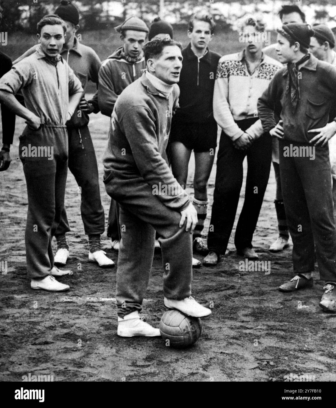 George Raynor (au premier plan) discute des tactiques du football avec certains de ses élèves à Stockholm. Entraîneur de l'équipe olympique suédoise de football, Raynor a pris en charge la formation des écoliers de Stockholm pendant un mois en vue de superviser la formation des écoliers d'autres villes de Suède. Son contact avec les jeunes joueurs a été le moyen de trouver du talent pour que l'équipe suédoise participe aux Jeux Olympiques de 1952. 19 avril 1949. Banque D'Images