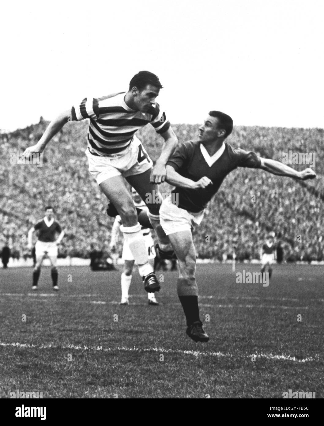 Les Rangers v Celtic McNamee (à gauche) du Celtic et Jimmy Millar des Rangers vont pour le ballon après un corner lors de la finale de la Socttish Cup à Hampden Park, Glasgow. Le match s'est terminé par un tirage au sort de 1-1. 4 mai 1963. Banque D'Images