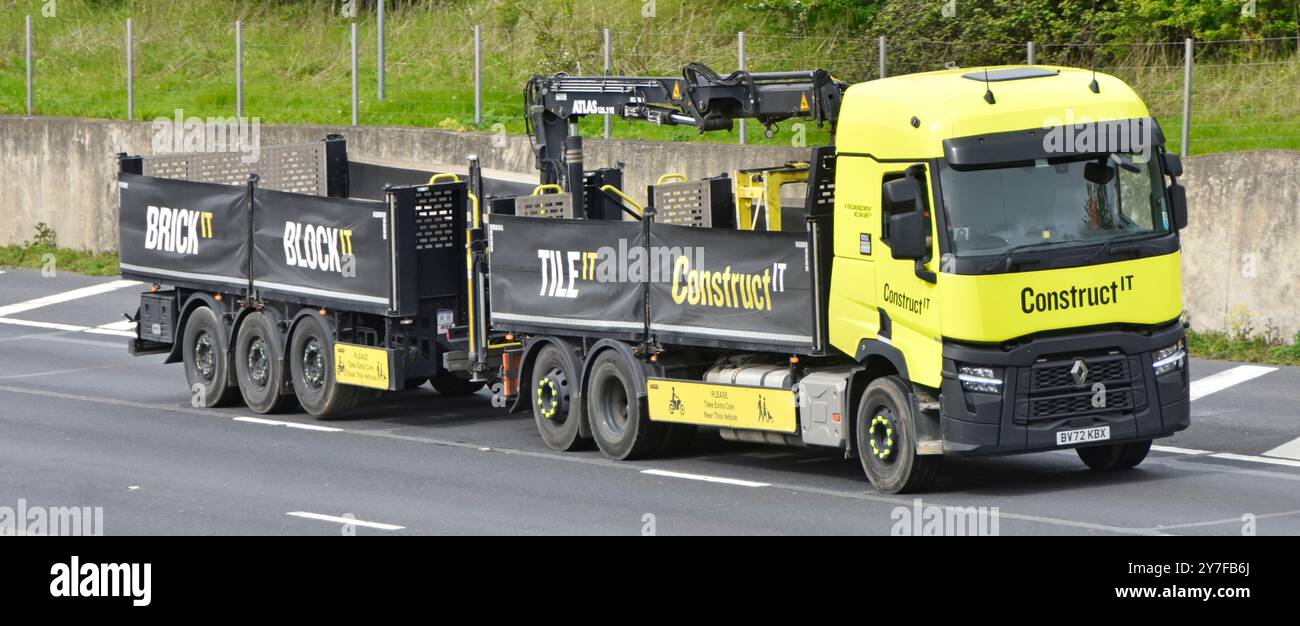 Construisez-LE un spécialiste du transport de briques et de blocs grue d'affaires de déchargement véhicule commercial Renault Truck & trailer M25 autoroute route Essex Angleterre Royaume-Uni Banque D'Images