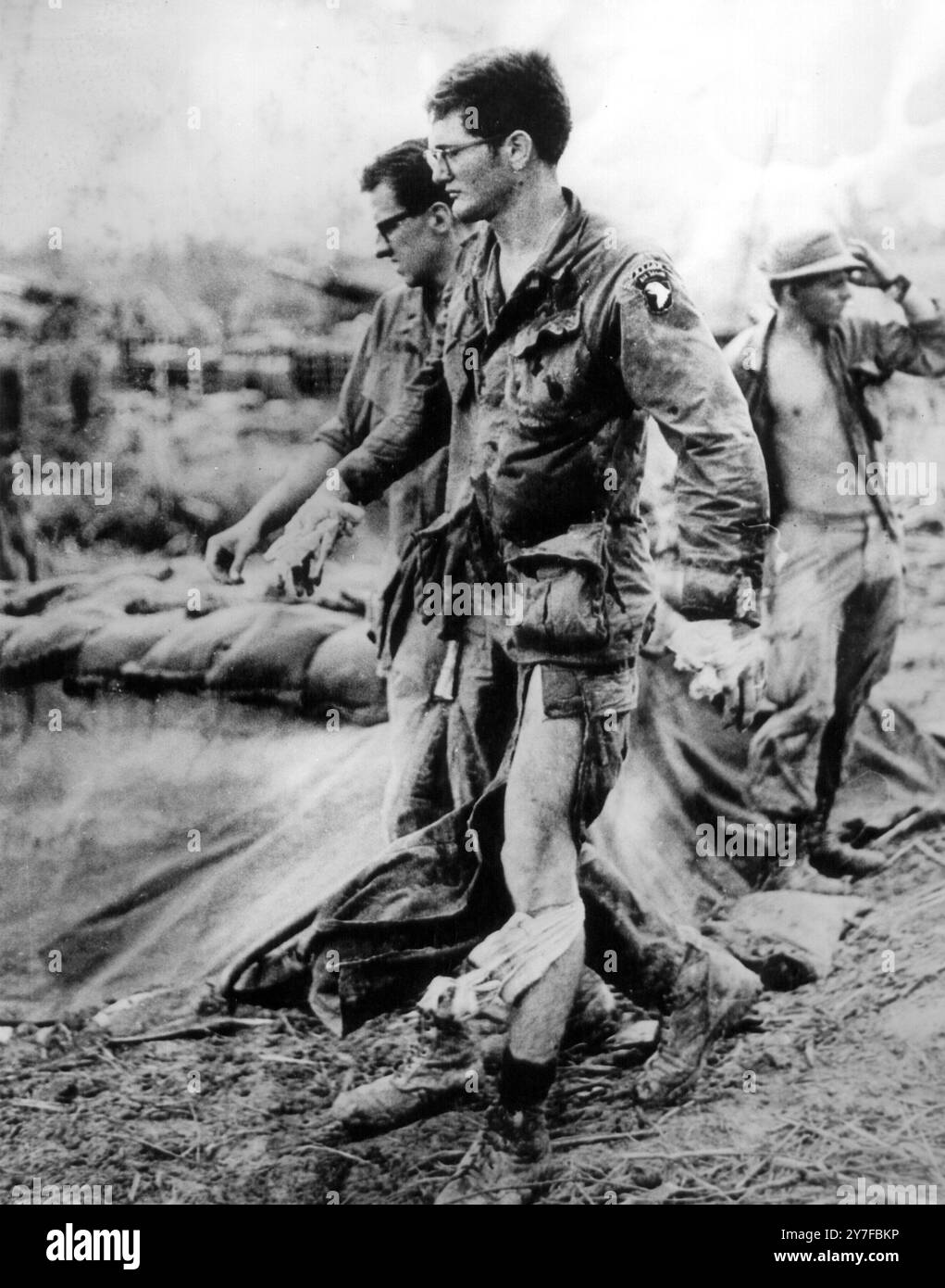 De nombreuses blessures : Une vallée de Shau, Sud Vietnam - avec des bandages sur les mains et la jambe, un membre blessé de la 101ème division aéroportée américaine est escorté par un médecin lors de combats acharnés pour 'Hamburger Hill', près D'Une vallée de Shau, le 12 mai 1969. Les parachutistes ont capturé le sommet de la colline le 20 mai après 11 assauts en 10 jours qui ont tué ou blessé plus de 300 soldats américains. Banque D'Images