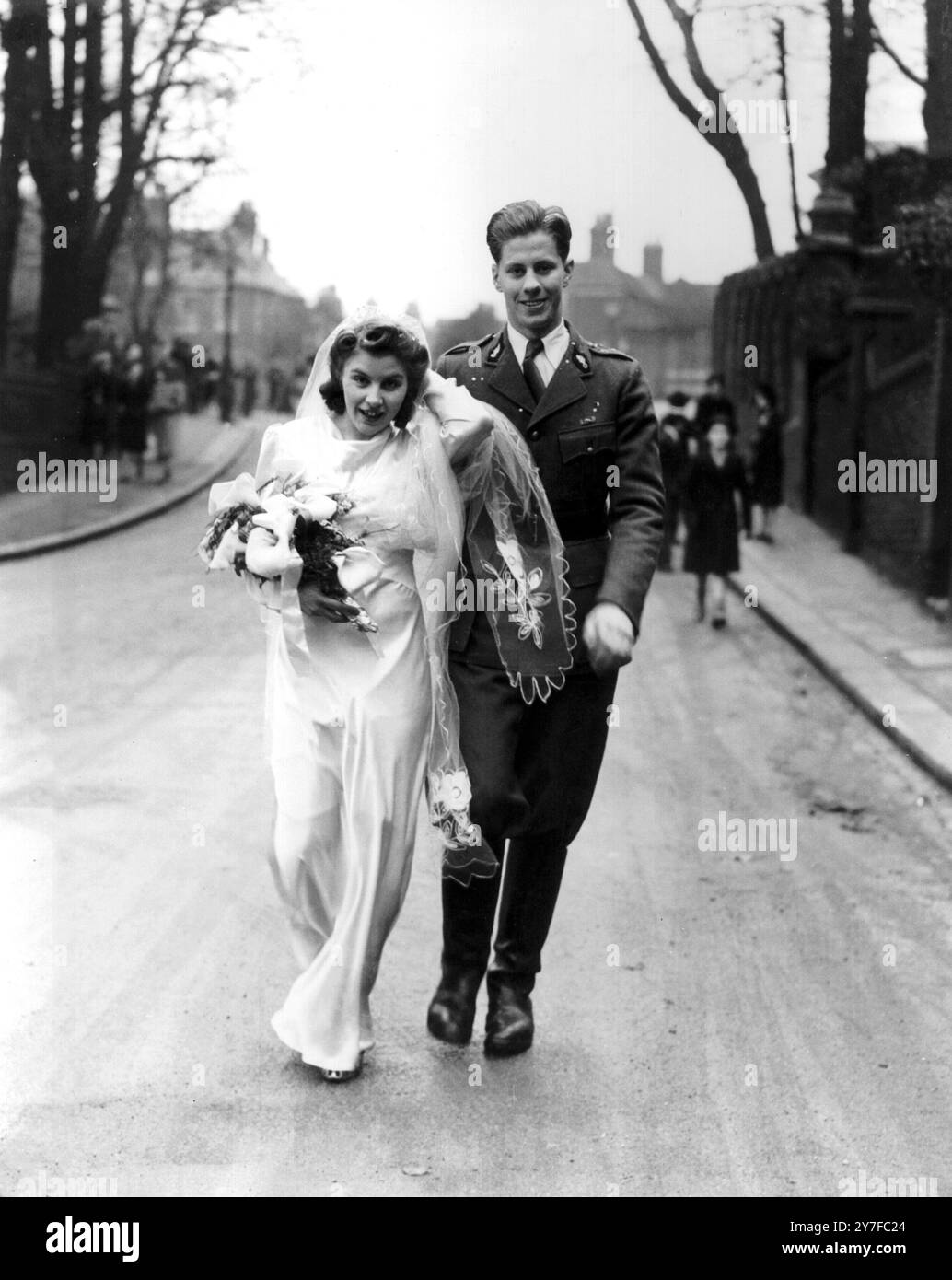 Le caporal l Lowell Bennett, de South Grange, New Jersey, États-Unis, un américain qui sert maintenant dans l'Armée française libre, s'est marié à Christ Church, à Hampstead, avec Mlle Enid Elizabeth Walker, une jeune fille de 20 ans de Hampstead. Le caporal Lowell Bennett conduisait une ambulance américaine en France, a reçu la Croix de Guerre pour galop. Après avoir été détenu prisonnier de guerre, il est venu à Londres pour rejoindre l'Armée française libre et c'est lors d'une visite à l'American Eagle Club à Londres qu'il a rencontré l'un des assistants - Miss Enid Walker - et la première romance de l'Eagle Club s'est développée. Photo montre la mariée et Banque D'Images