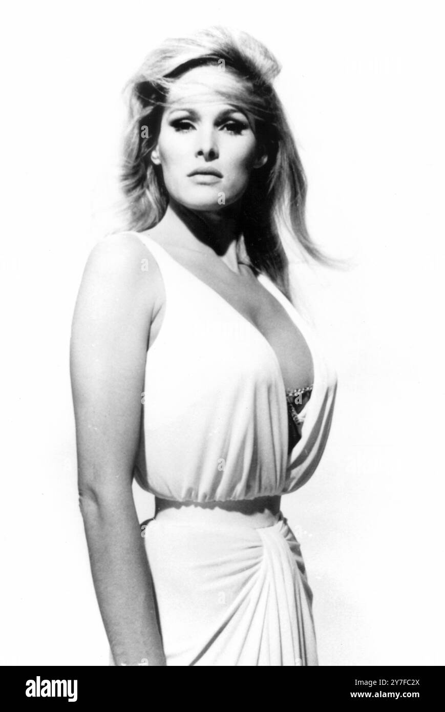 Ursula Andress actrice née en suisse qui a joué dans DocNo en 1962 photographié comme le rôle-titre dans le film 'She' Londres - 5 avril 1965 Banque D'Images