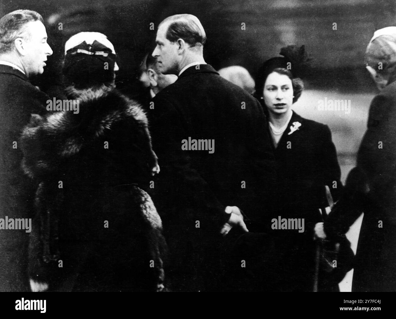 Earl Mounbatten à l'aéroport de Londres avec une femme non identifiée, Duc d'Édimbourg, Reine Elizabeth II 7 février 1952 la Reine revient du Kenya pour la mort de son père le Roi George VI Banque D'Images