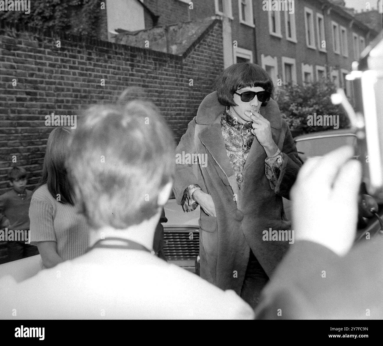 Le prince Stanislas Klossowski de Rowla décrit comme un artiste et ami du guitariste des Rolling Stones Brian Jones, photographié avant de comparaître en détention provisoire à la Cour de justice de West London aujourd'hui pour possession non autorisée de cannabis. 2 juin 1967 Banque D'Images
