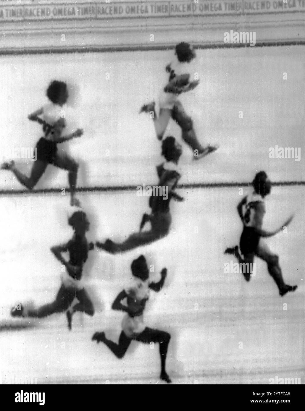 Jeux olympiques de Melbourne 1956 photo finale de la finale du 100m féminin, Betty Cuthbert, d'Australie (468), remporte la médaille d'or de l'avant à l'arrière : Isabelle Daniels, des États-Unis, quatrième ; Giussipina Leone, d'Italie, cinquième ; Betty Cuthbert, gagnante ; Marlene Mathews, d'Australie, médaille de bronze ; Heather Armitage, de Grande-Bretagne, sixième ; et Christa Stubnick, d'Allemagne, argent. 26 novembre 1956 Banque D'Images