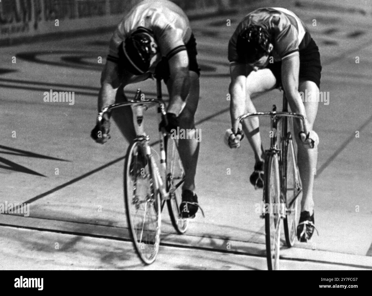 Daniel Morelon (à droite), de France, franchit la ligne d'arrivée quelques centimètres devant le russe Omar Pchakadze (à gauche) pour remporter l'épreuve de sprint masculin aux Championnats du monde de cyclisme amateur à Brno, en Tchécoslovaquie. 7 août 1969. Banque D'Images