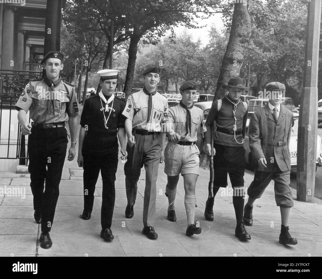 Boy Scouts Scout uniforme s'aligne avec le pantalon long qui sera bientôt introduit (à gauche) et les uniformes précédents portés par les scouts à partir du 1er novembre Senior et Rover Scouts ont la possibilité de porter des shorts ou longs Londres - 21 septembre 1961 Banque D'Images