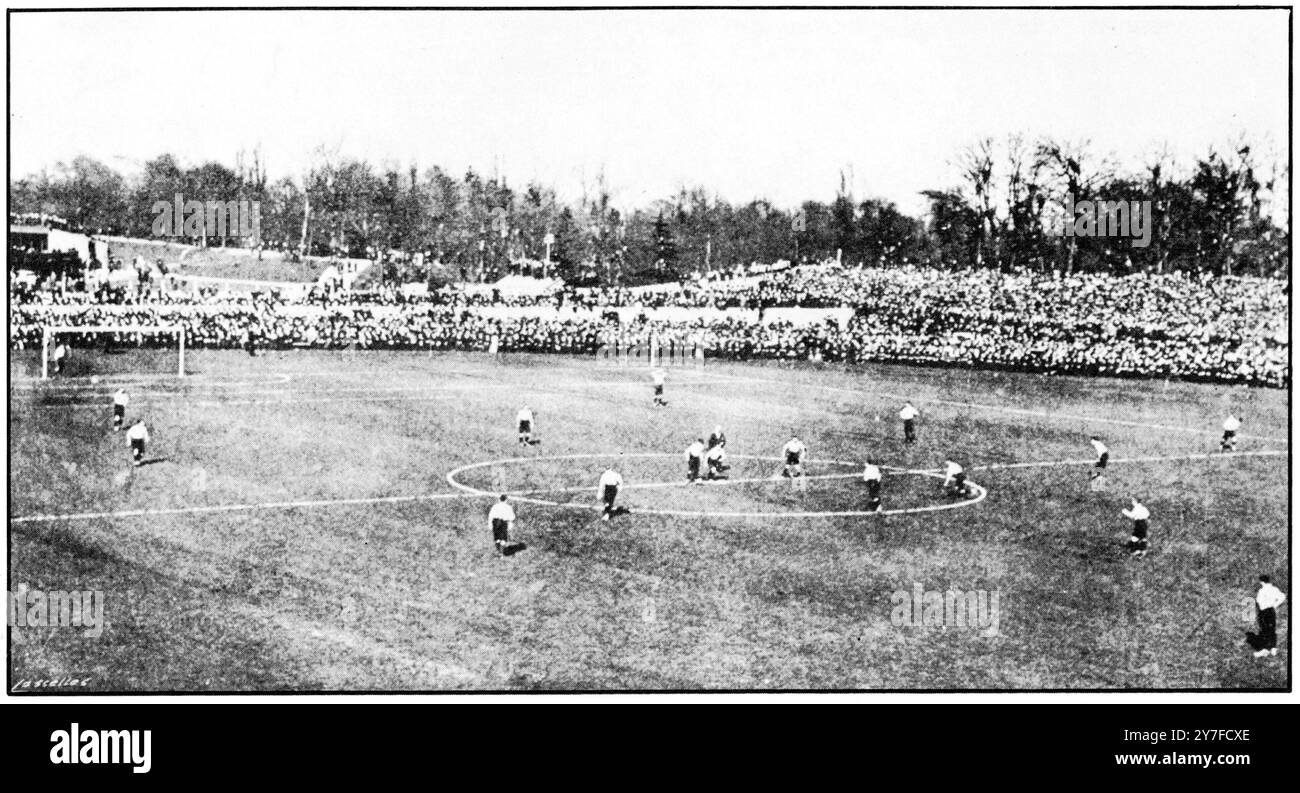 Finale de la FA Cup 1901 Tottenham Hotspur contre Sheffield United au Crystal Palace, a donné lieu à un match nul 2-2. Le match a été regardé par plus de 100 000 personnes. Banque D'Images