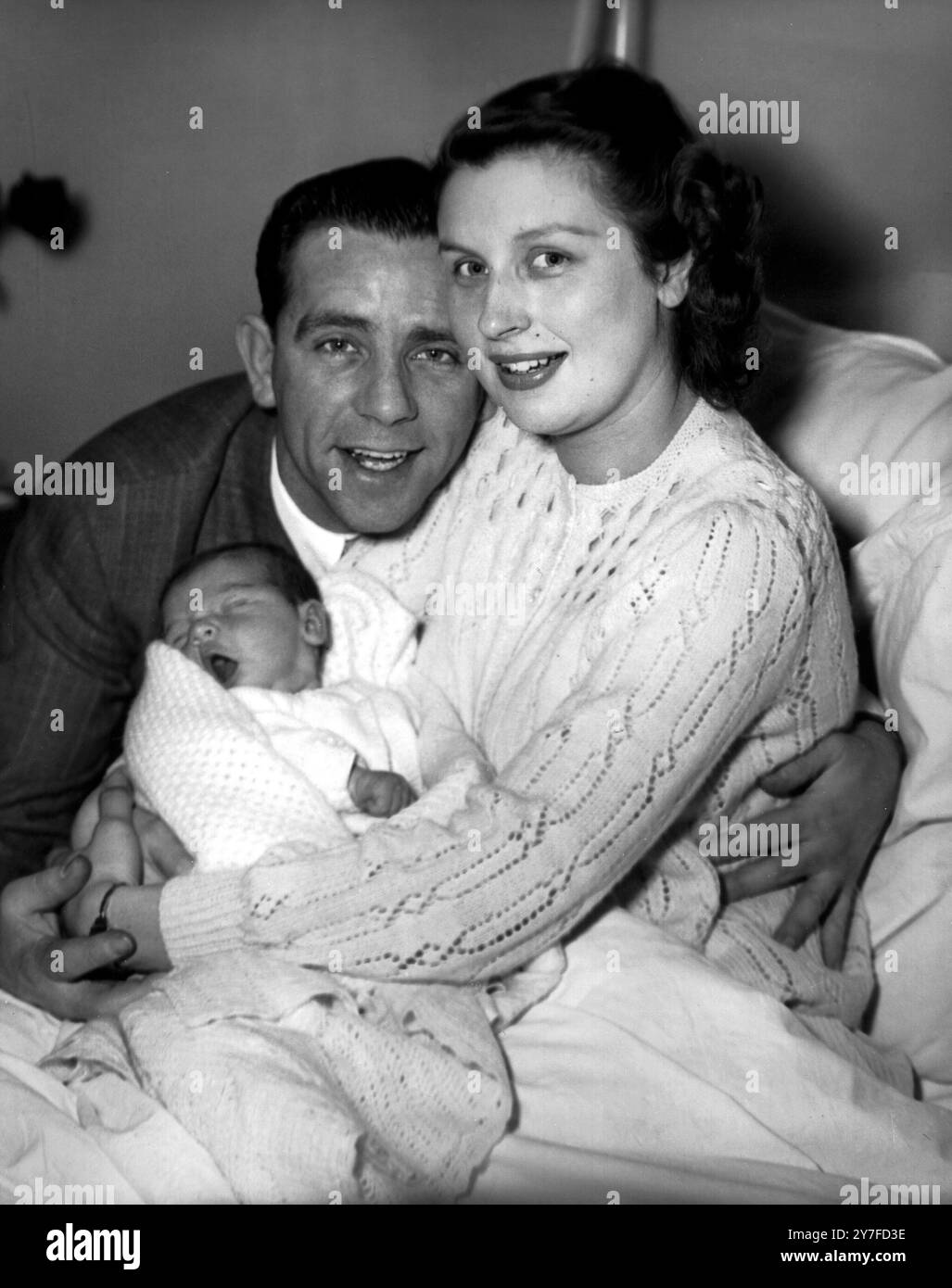 Norman Wisdom, sa femme Freda et leur fille Jacqueline au sein de Mary's Hospital, Paddington.23 décembre 1954. Banque D'Images