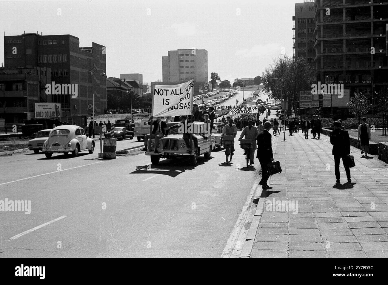 Les étudiants de Witwatersrand quittent l'Université au début d'une marche à travers Johannesburg jusqu'à l'Hôtel de ville. Ils protestaient contre l'interdiction du président de l'Union nationale des étudiants sud-africains Ian Robertson, qui est assigné à résidence depuis cinq ans en vertu de la loi sur la suppression du communisme. Johannesburg, Afrique du Sud - 13 mai 1966 Banque D'Images