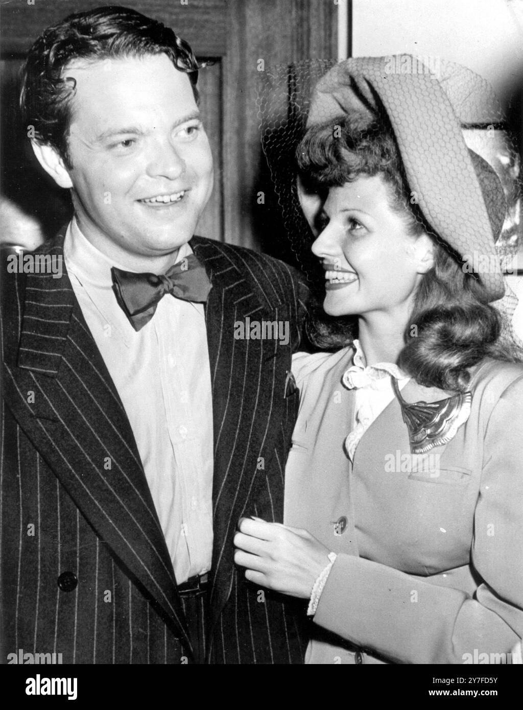 Orson Welles écran et acteur radio et producteur, avec l'actrice Rita Hayworth sourire heureux après leur mariage à Santa Monica, en Californie. le mariage est le deuxième pour les deux. Banque D'Images